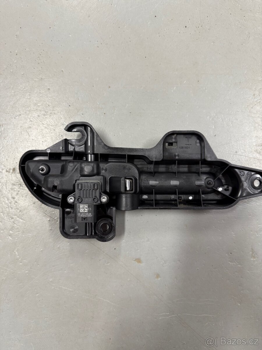 Zadní levá klika Tesla 3 - 2