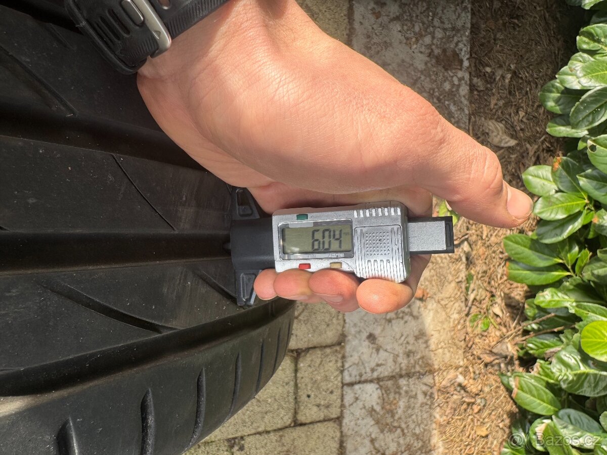 255/45/20 Maxxis - 2