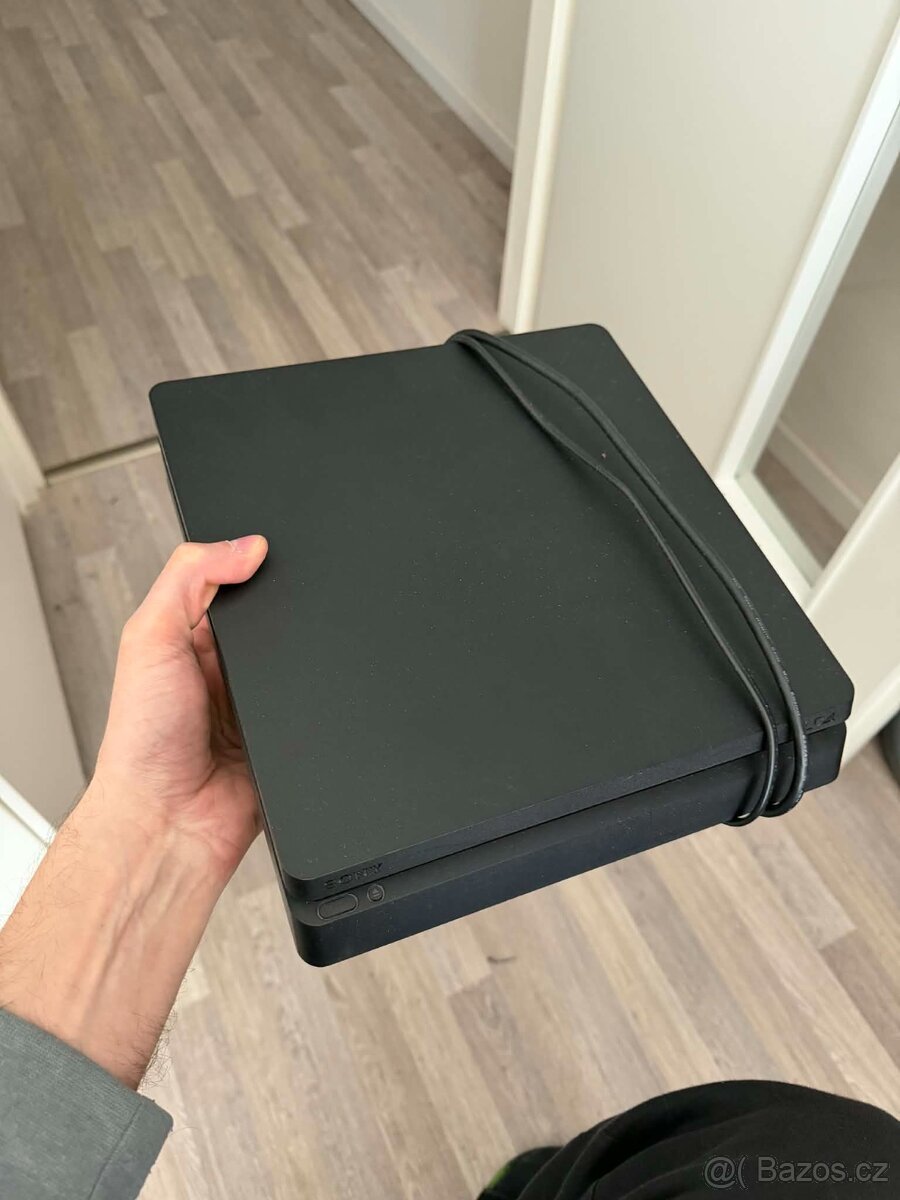 PS4 slim 500gb + hry - 2