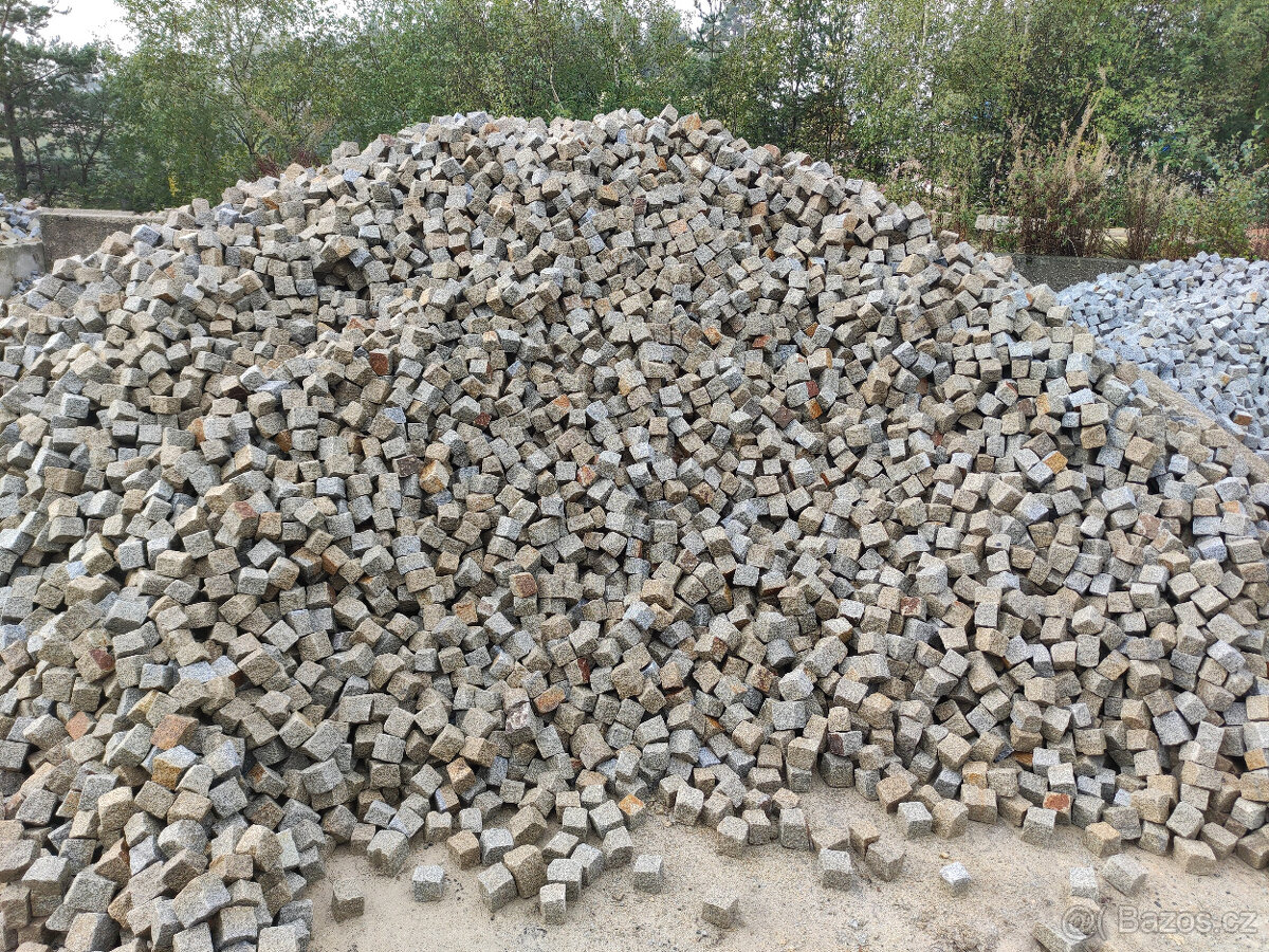 ČESKÉ ŽULOVÉ DLAŽEBNÍ KOSTKY 7/9 cm barva melír - žlutošedá - 2