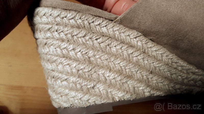 Nové pantofle s visačkou. - 2