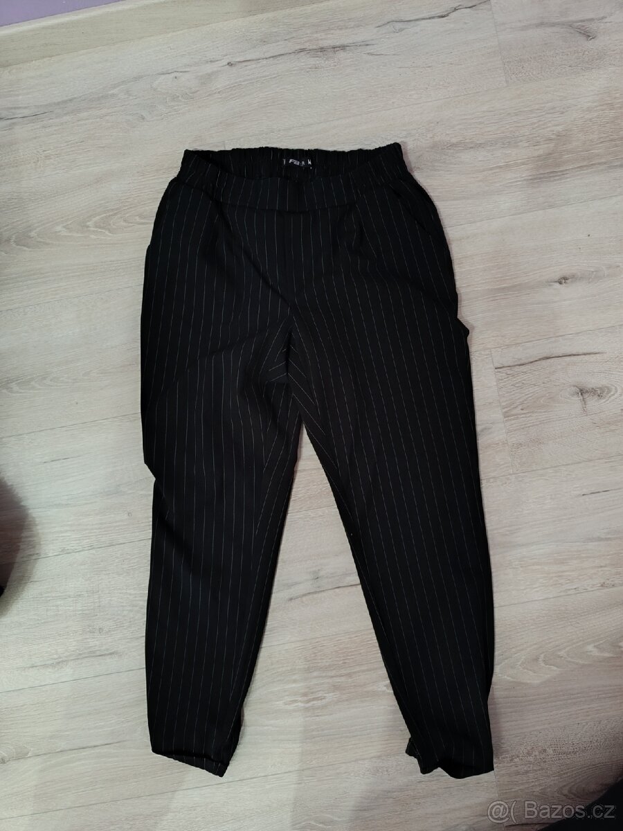 Prodám černé proužkované kalhoty - 2