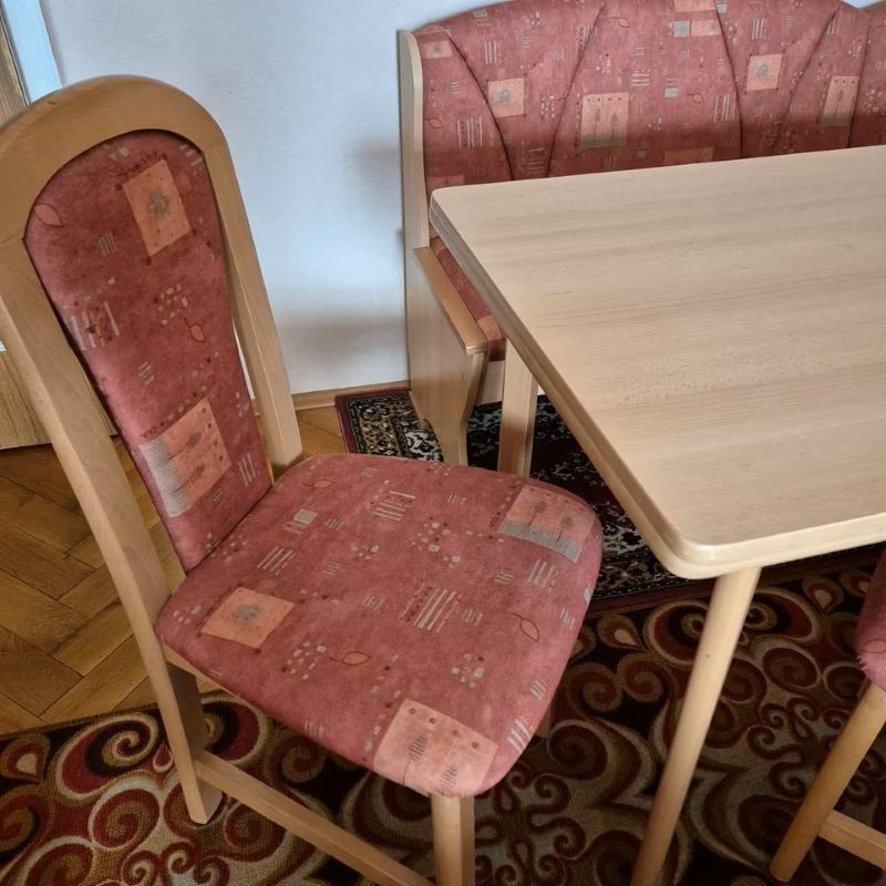 Rohová lavice, rozkládací jídelní stůl a 2 židle - 2