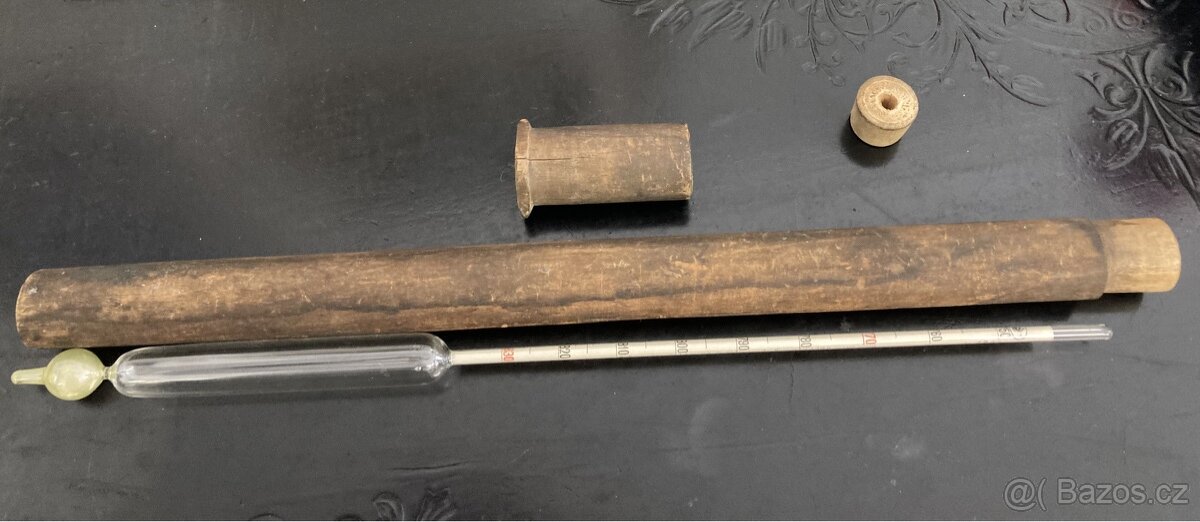 Stary hustomer v dřevěném obalu - 2