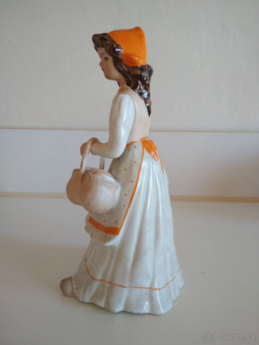 soška dívka s košíkem - 2