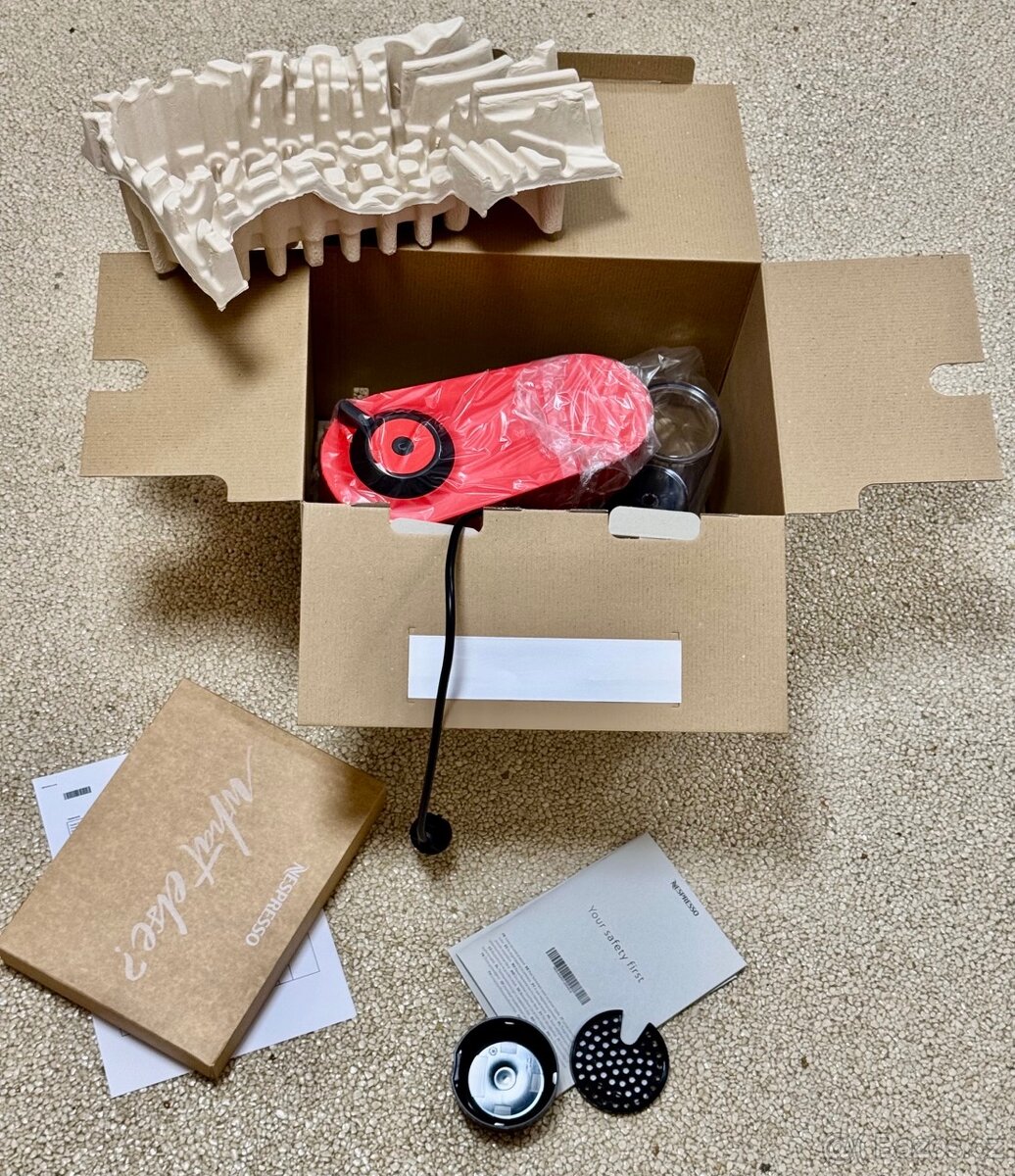 Vertuo Pop - červený (Nový, záruka do 19.09.2028) - 2