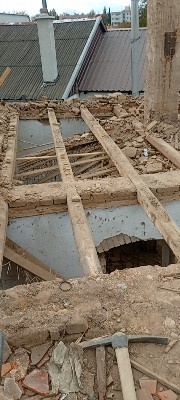 Staré trámy a rozebrání starých střech stodol - 2