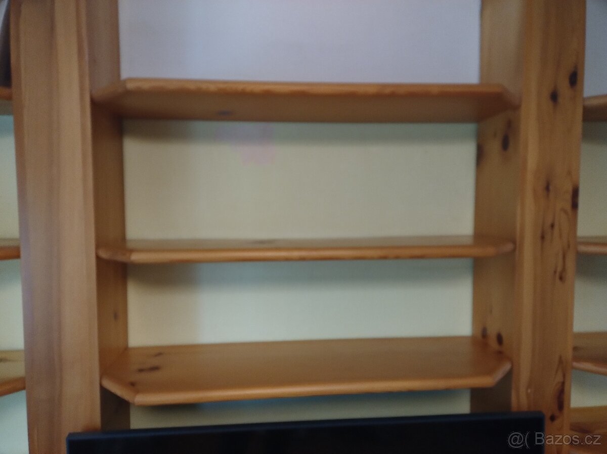 Policová stěna z masivu od truhlare - 2