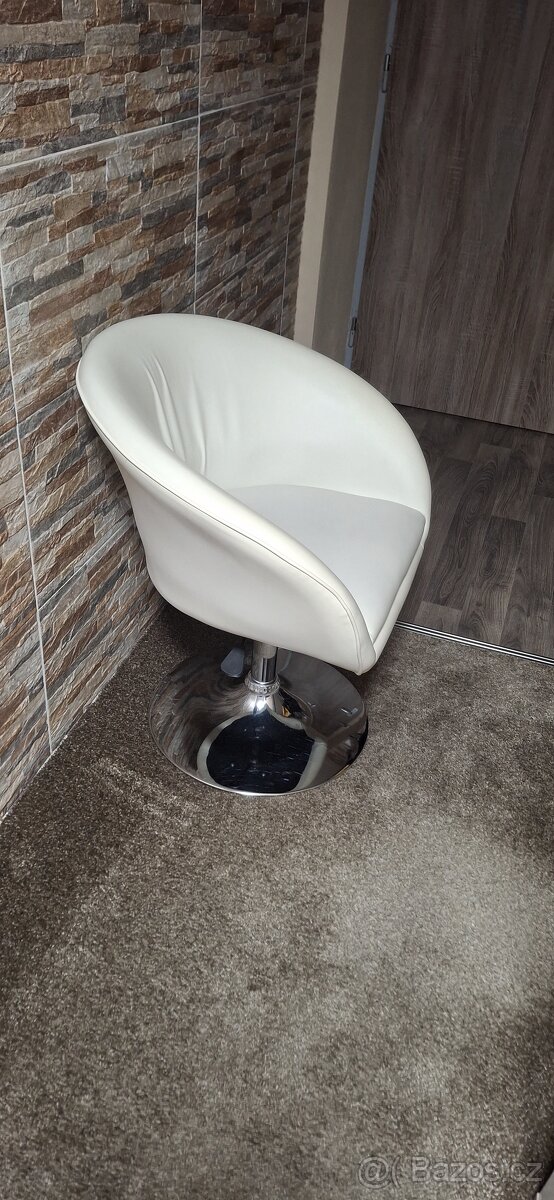 Bílé koženkové kreslo - 2