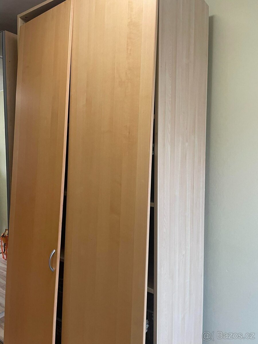 Prodám dvě vysoké skříně - 2
