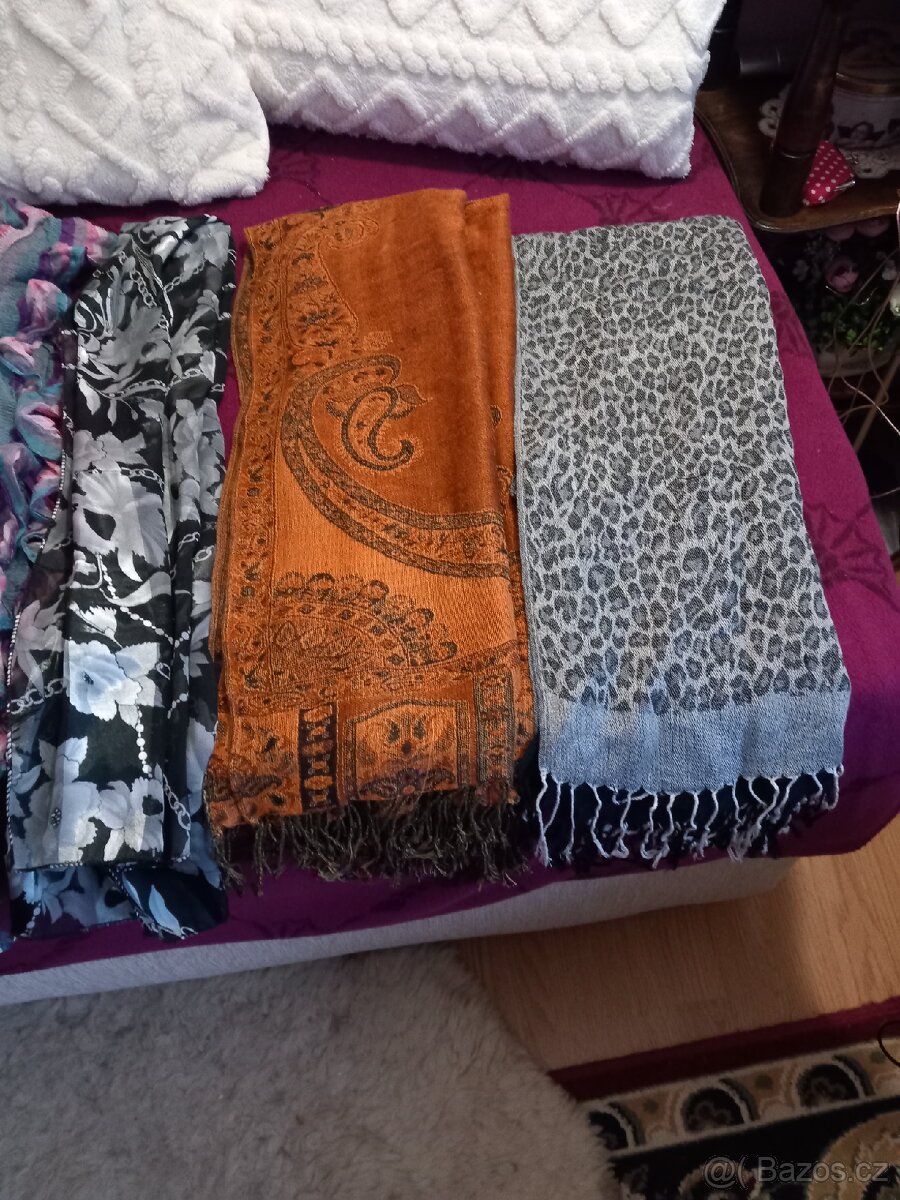 čepice se šálou, měkká plet, šály . - 2