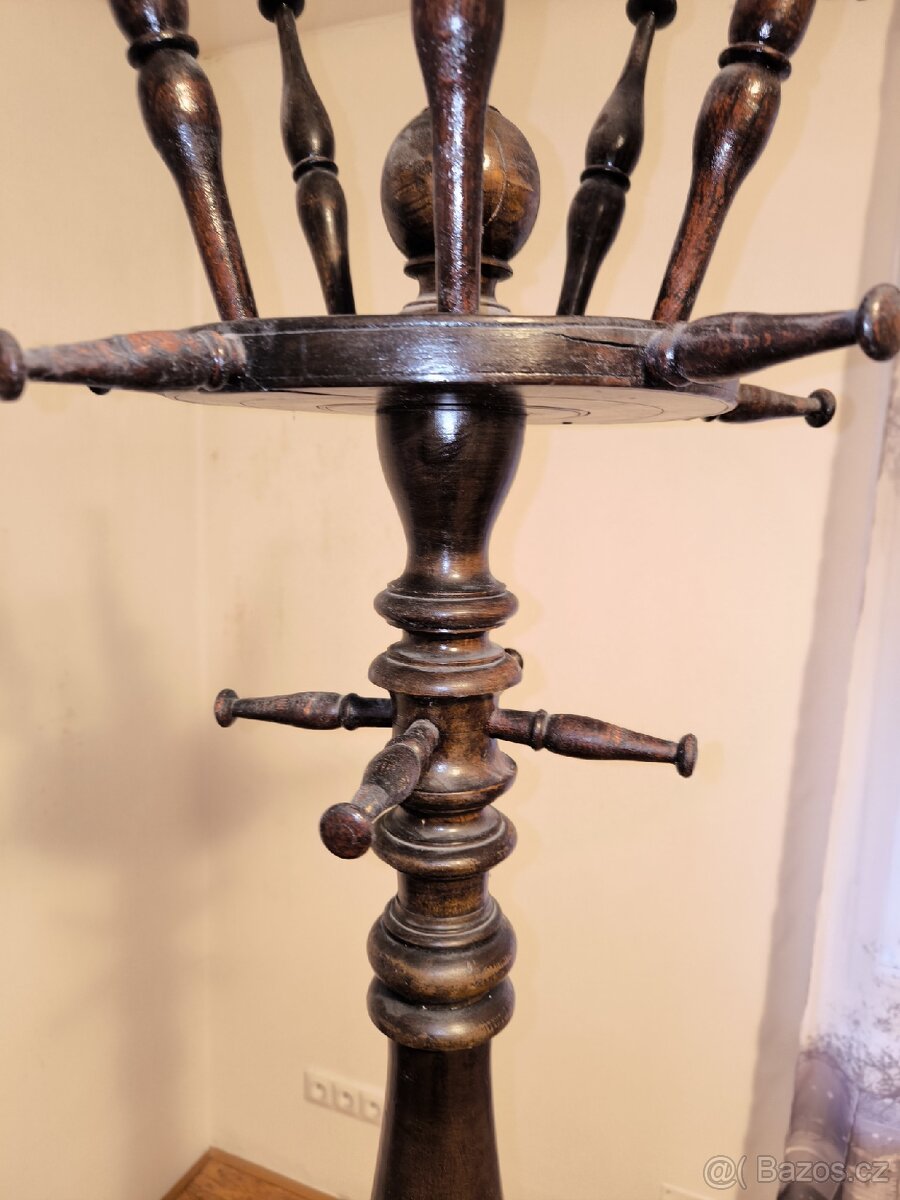 Starožitný věšák - 2