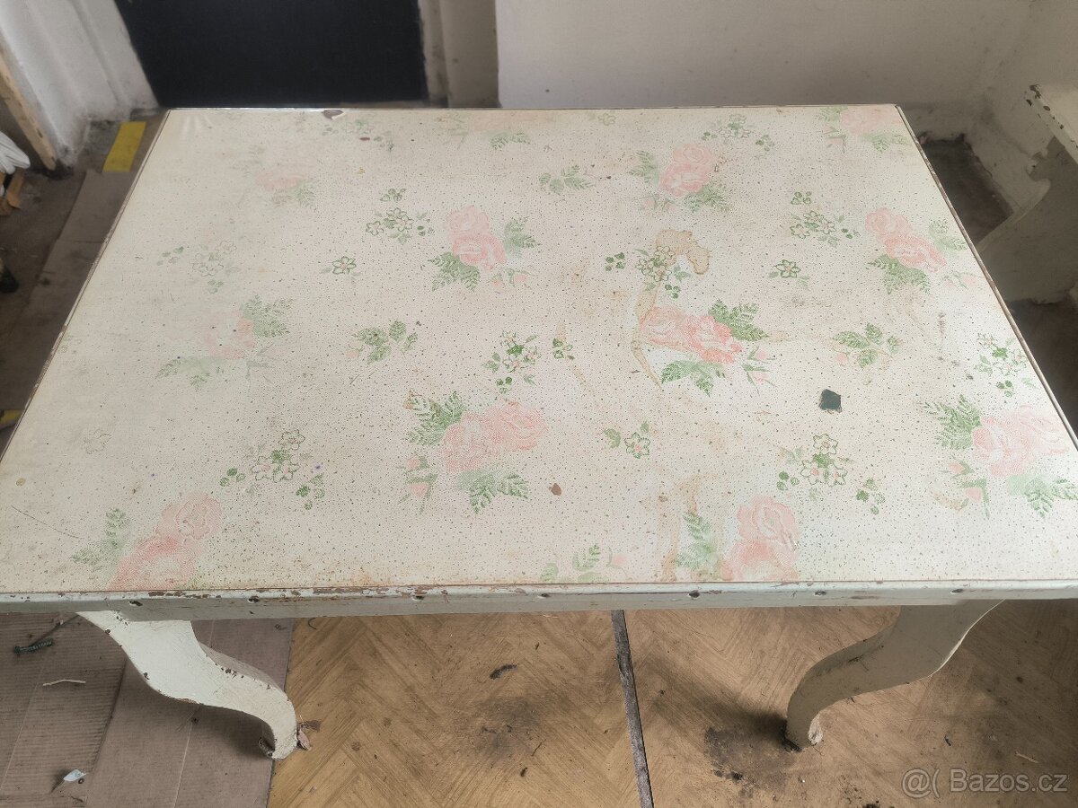 Bílý dřevěný stůl - 2