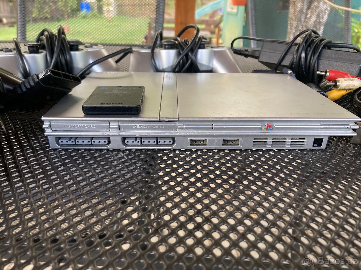PS2 slim- 3 ovladače - 2