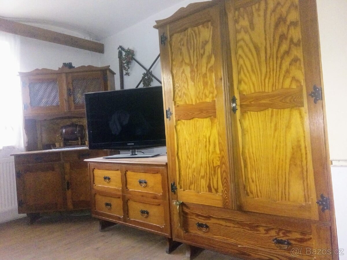 Nízká jídelní skříň - 2