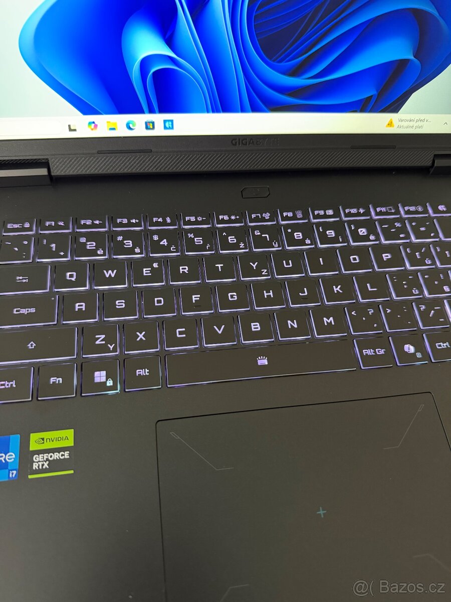 Herní Gigabyte GAMING A16 - Core i7 13.gen. - RTX 5070 - 2