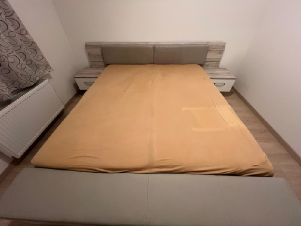 Manželská postel + rošty a noční stolky - 2