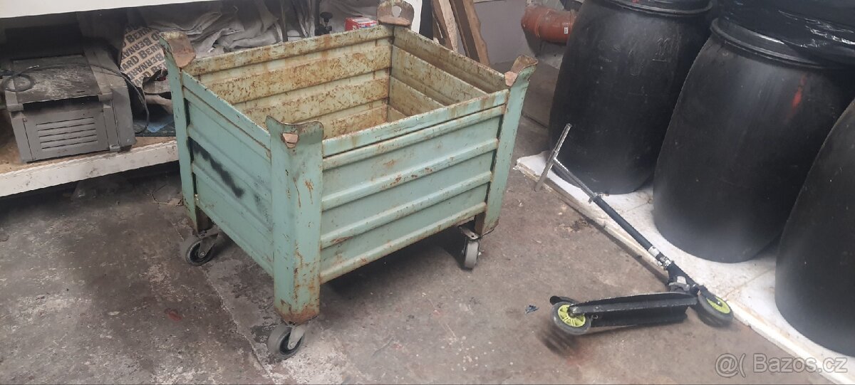 Kovový pojízdná bedna - 2