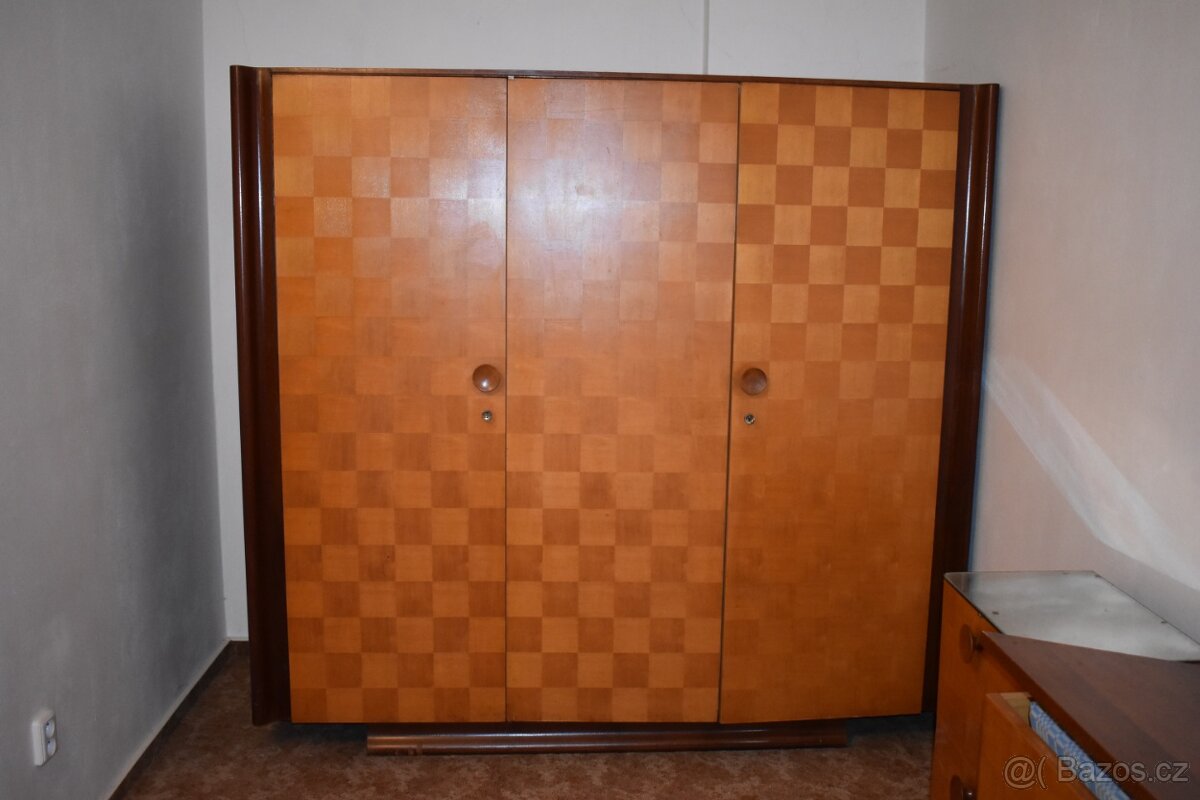 Nábytek z pozůstalosti - skříně, peřináky, postele... - 2