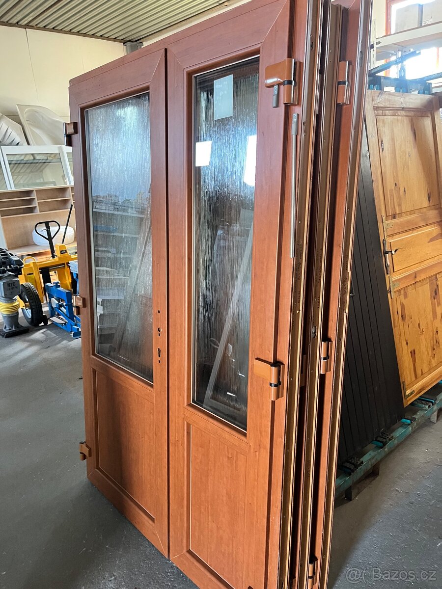 PLASTOVÉ DVOUKŘÍDLÉ VCHODOVÉ DVEŘE HNĚDÉ 145x216-PLZEŇ - 2