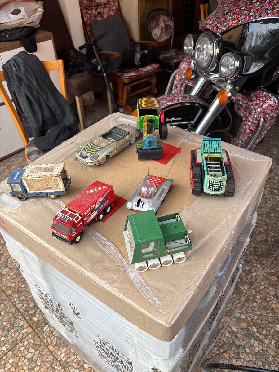 Staré hračky autíčka - 2