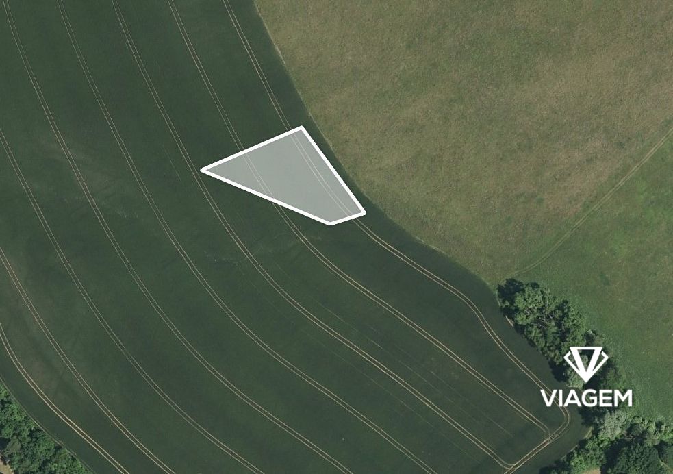 Pole 1 077 m² - 2