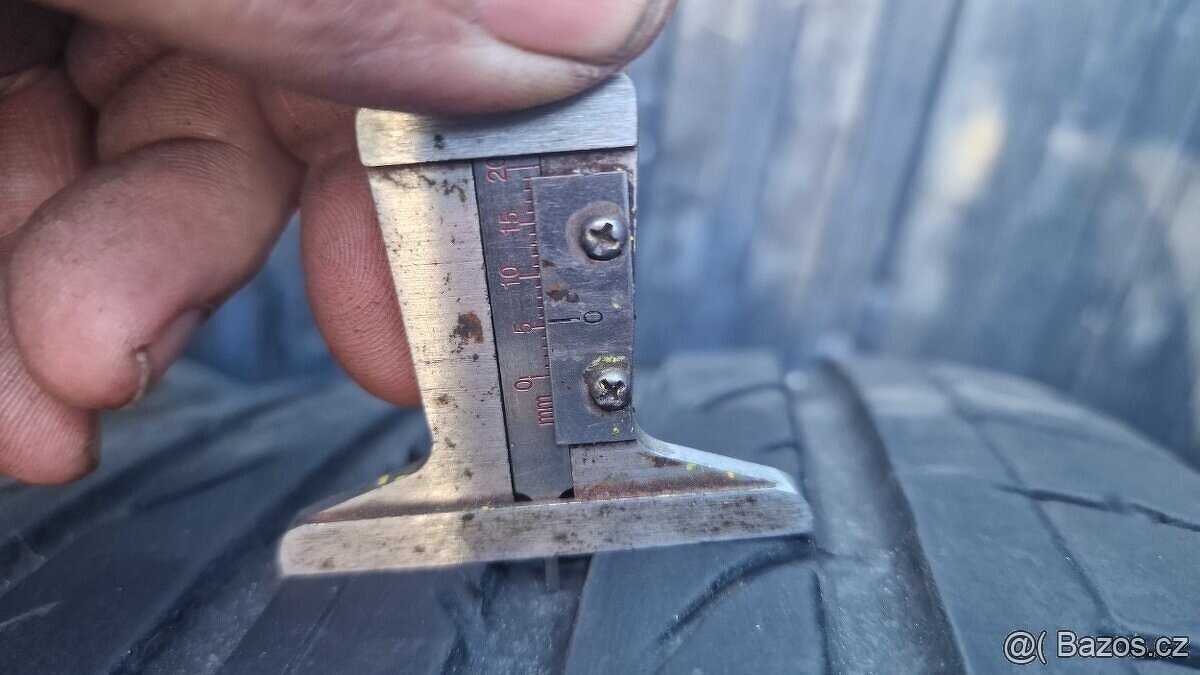 PRODÁM 2 LETNÍ PNEU BRIDGESTON 235/60/18, CENA JE ZA 2 PNEU. - 2