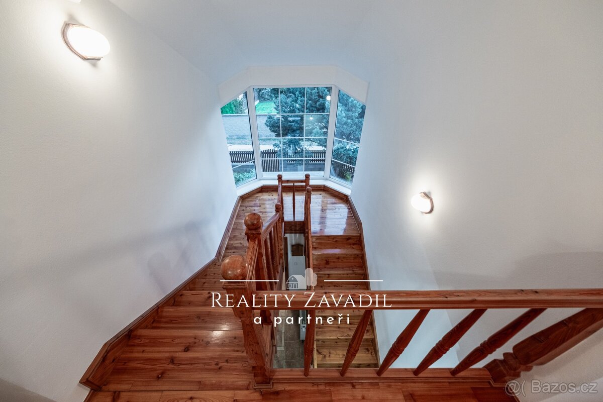 Prodej prostorného rodinného domu 6+kk v klidné lokalitě Hor - 2