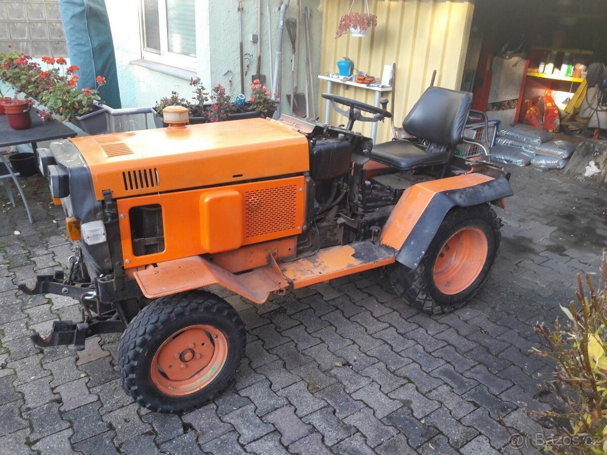 Traktor + příslušenství - 2