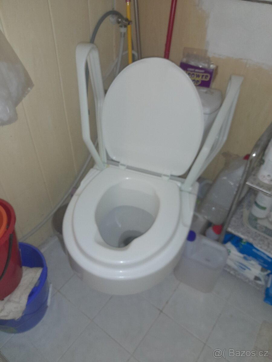 Toaletní nástavec s poklopem a madly Meyra Trillet - 2