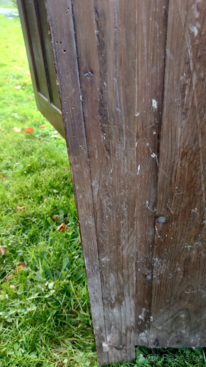 Dřevěná skříň - 2