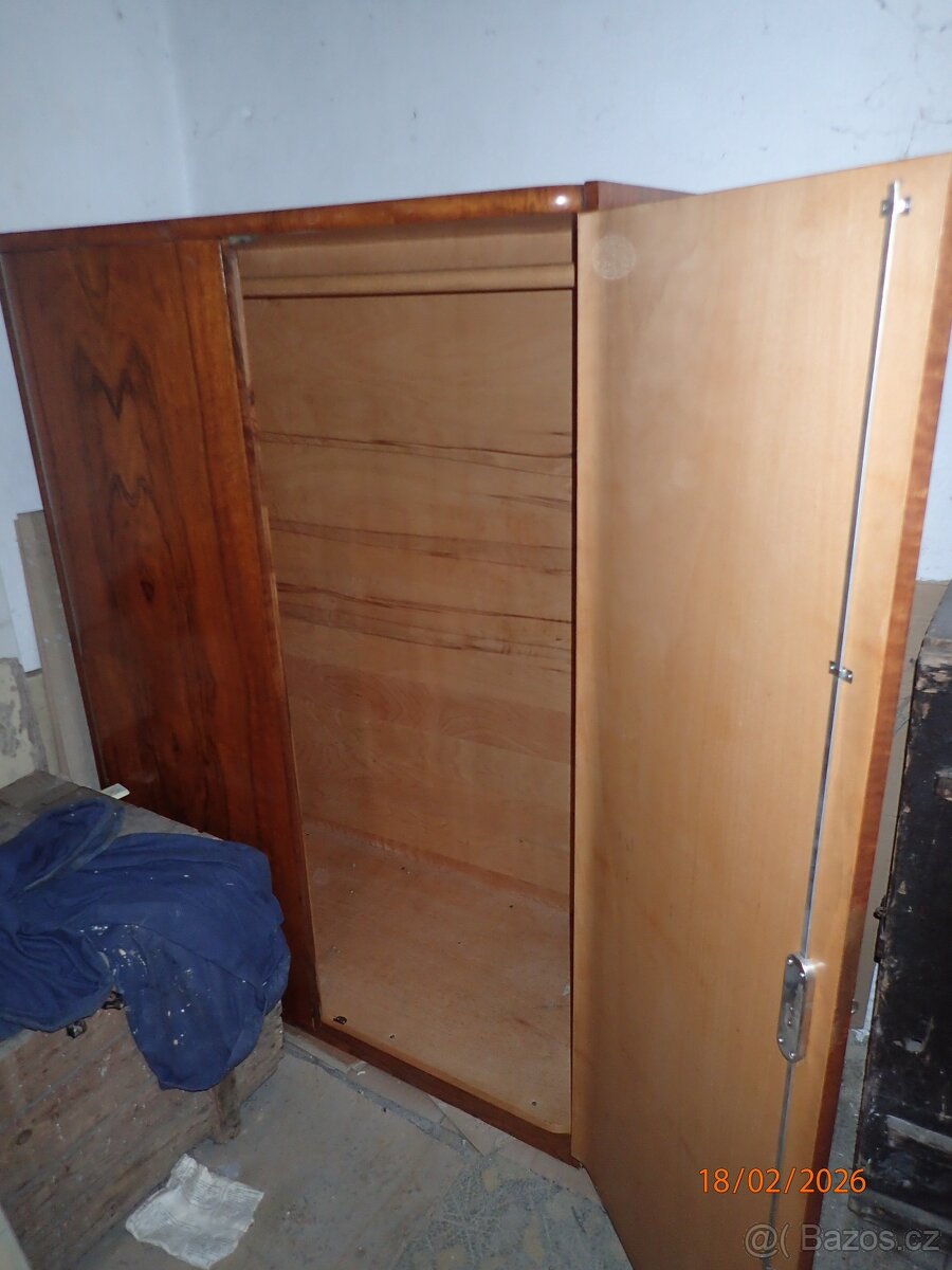 Dřevěná šatní skříň - 2
