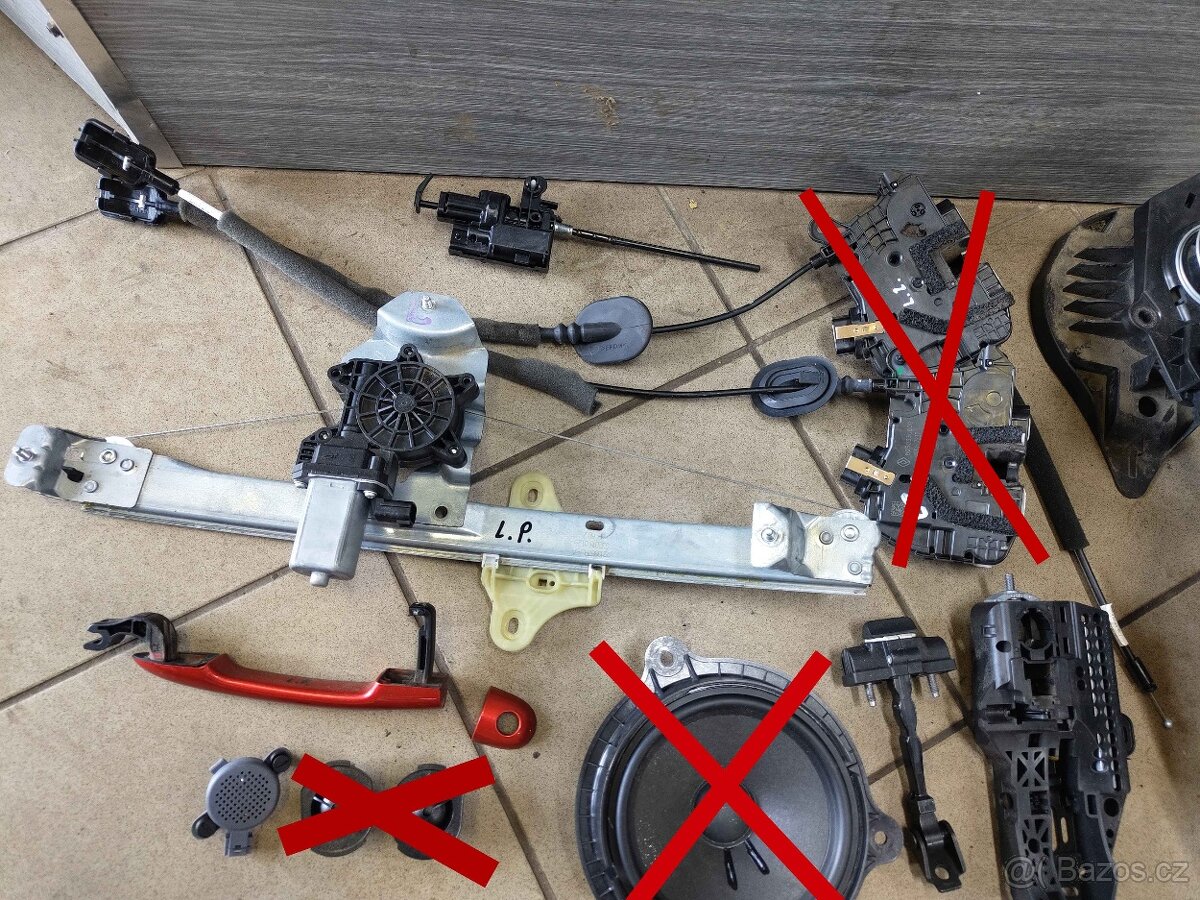 Díly ze dveří, z kufru,... Clio IV - 2