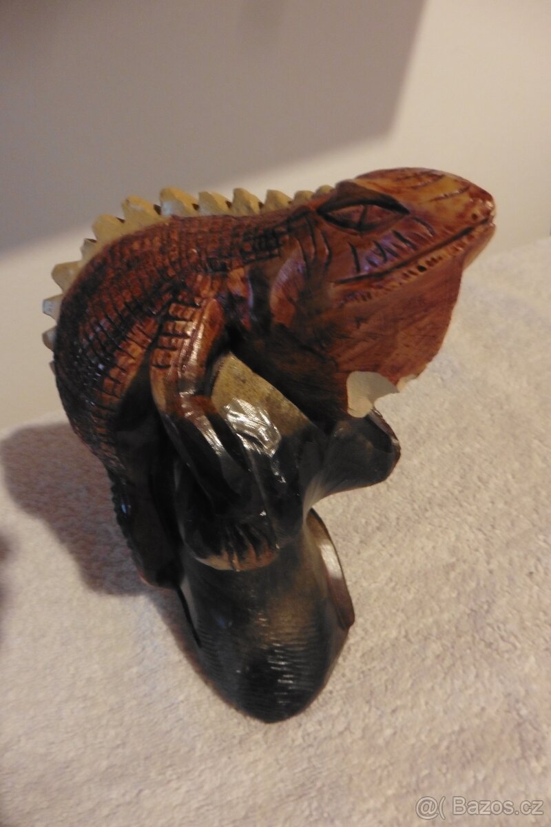 Kamenná soška ještěra - 2