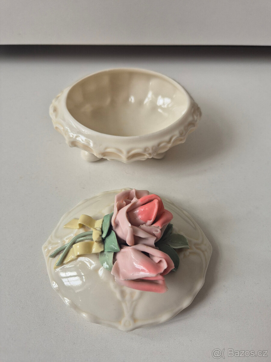 stará porcelánová dóza s růžemi - 2