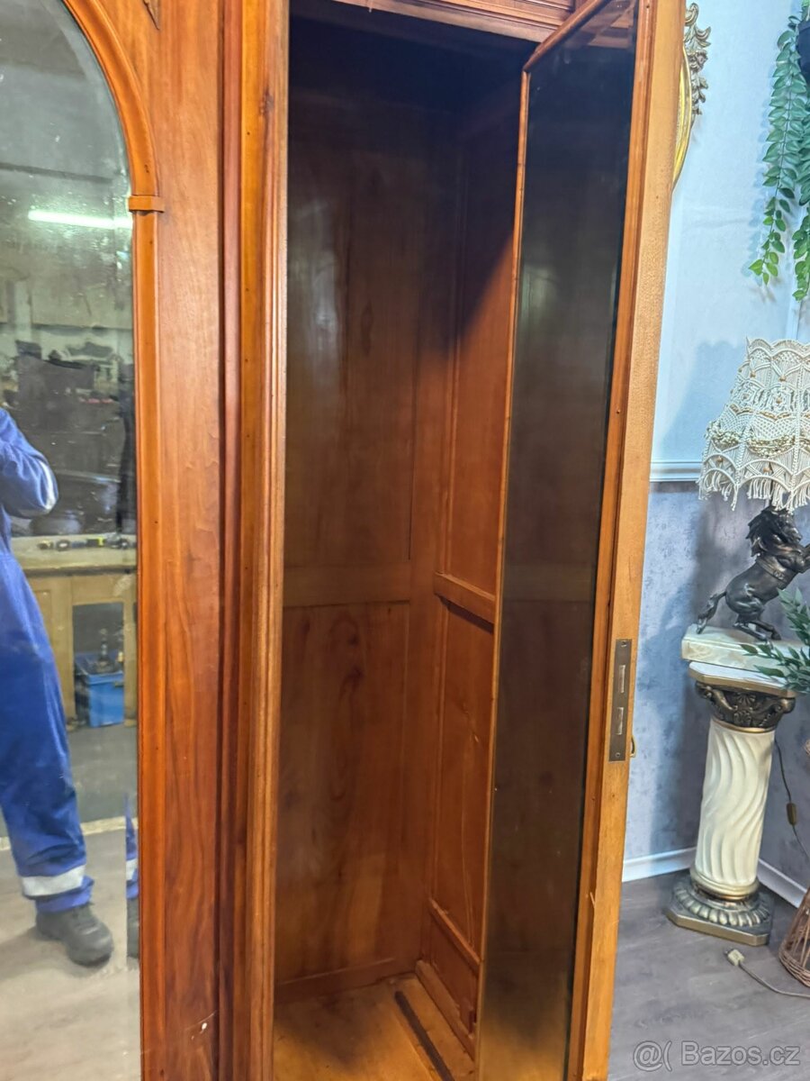 Monumentální šatní skříň (144032) - 2