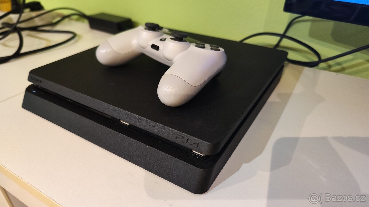 Sony Playstation 4 + zakřivený 27" monitor + hry - 2