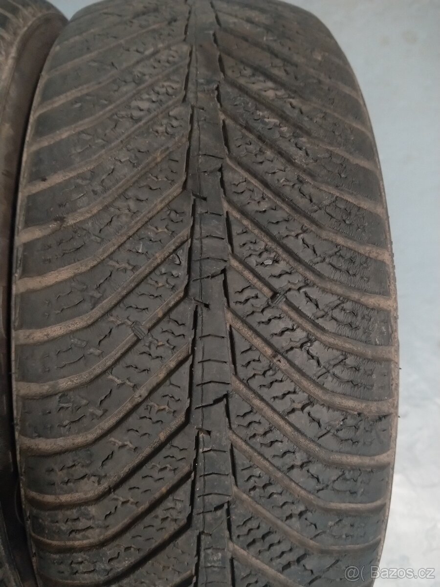 2x celoroční pneu Kumho - 195/55 R15. - 2