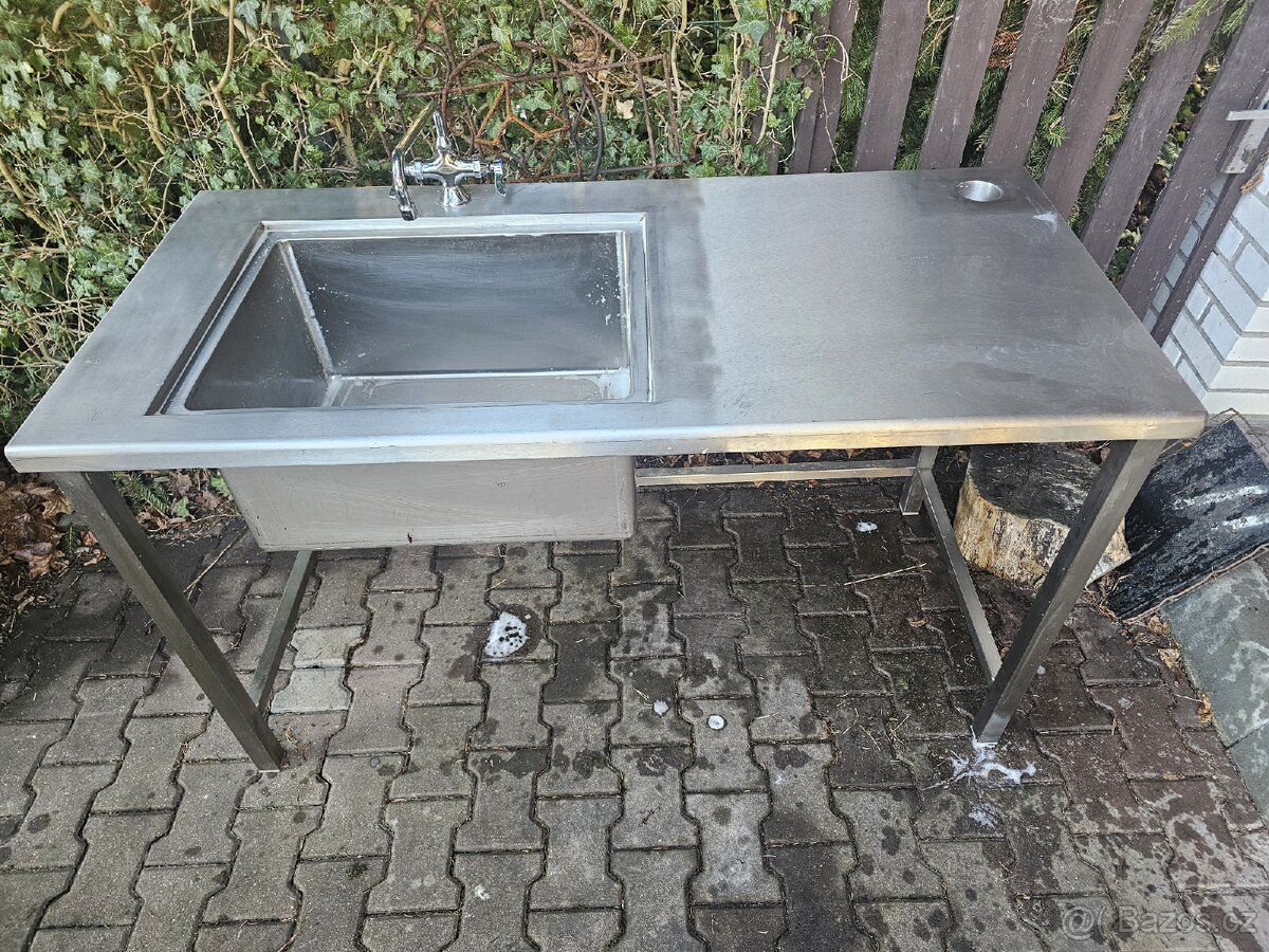 Nerezový stůl s dřezem - 2