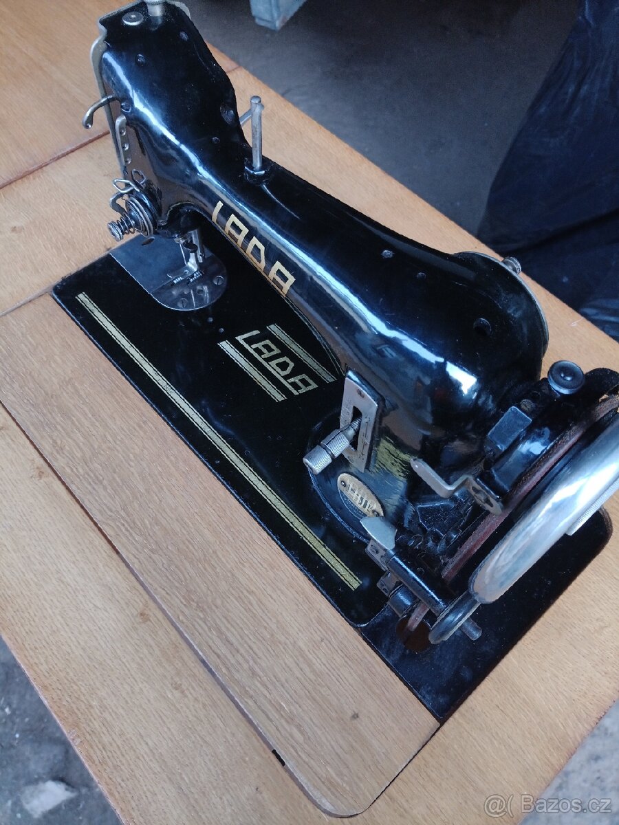 Šicí stroj Lada 77 - 2