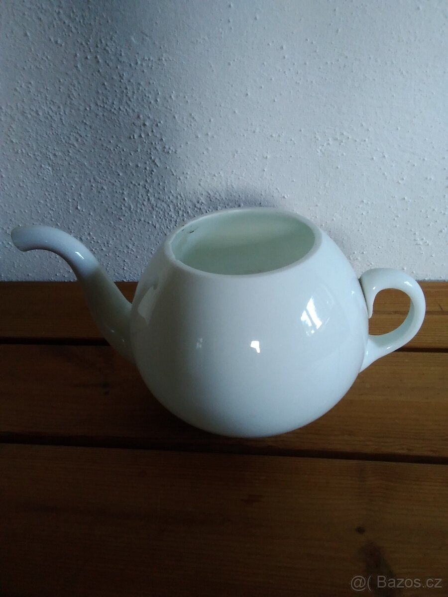 Stará, bílá konvice k dekoraci na chalupu - 2