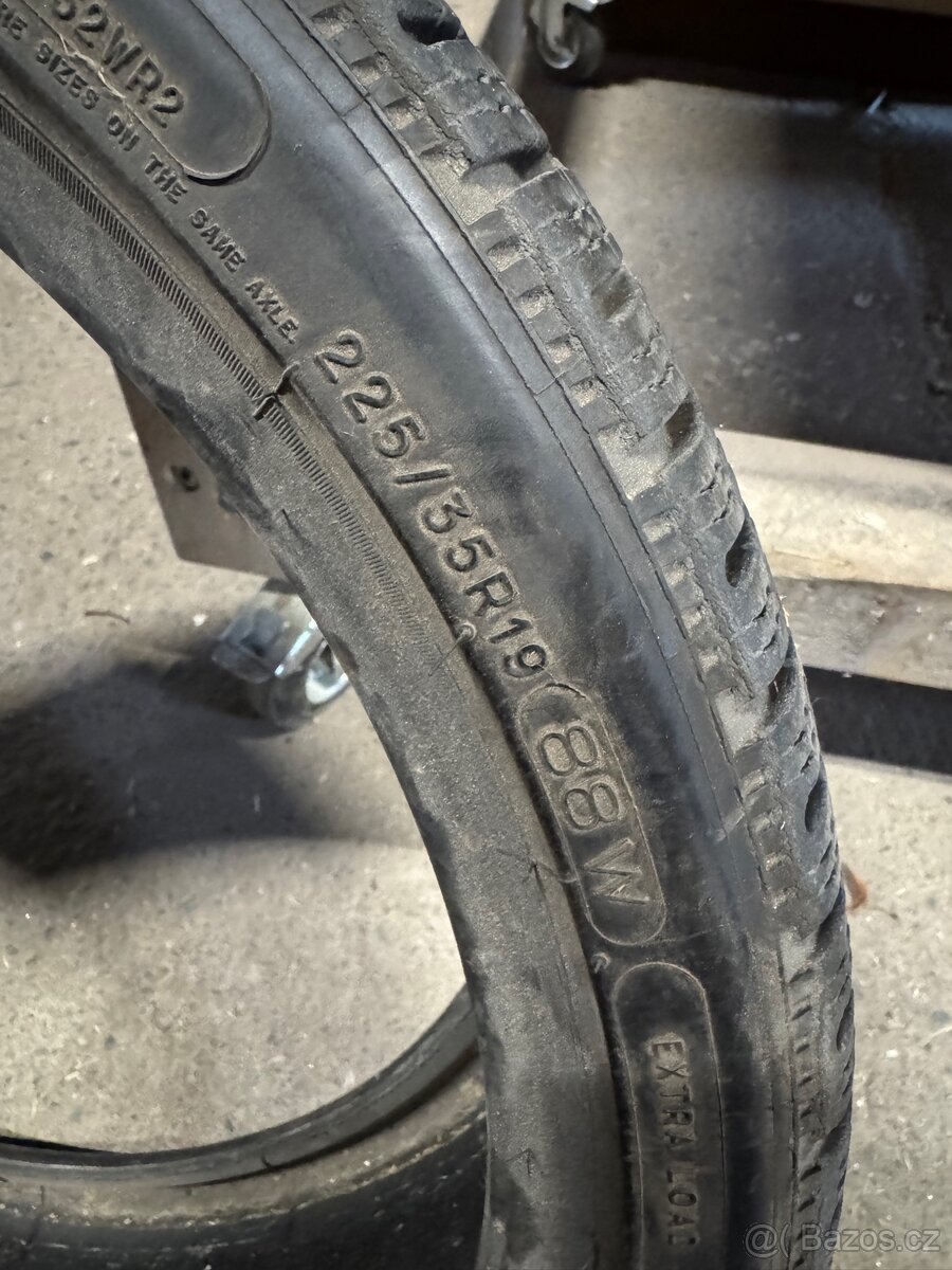 Nabízím na prodej 2 ks 225/35R19 zimní - 2
