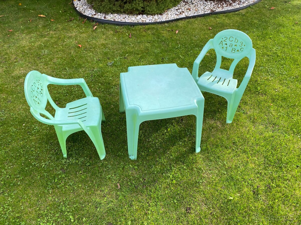 Plastové dětské židle a stolek - 2