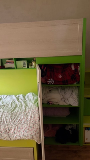 DĚTSKÝ POKOJ, PATROVÁ POSTEL, SKŘÍŇ, DVA PSACÍ STOLY - 2