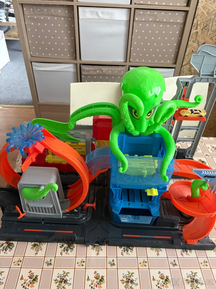 Hot wheels myčka s chobotnici - 2