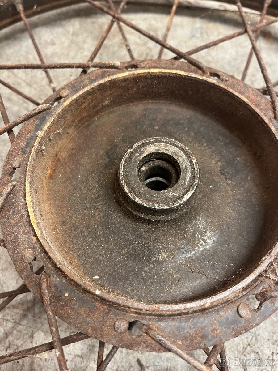 Přední kolo nejspíš ČZ 150C - patina - 2