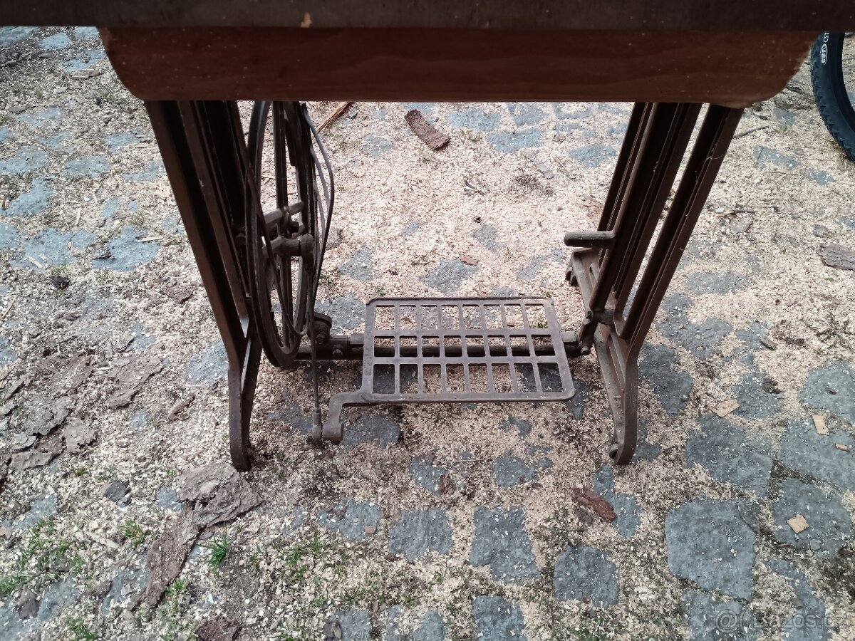 Prodám šlapací šicí stroj Minerva - 2