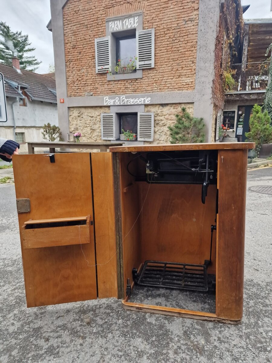 Mechanický šicí stroj skříňkový ZETINA - 2