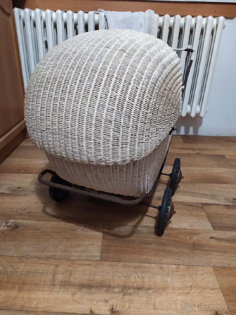 Starodávný kočárek - 2