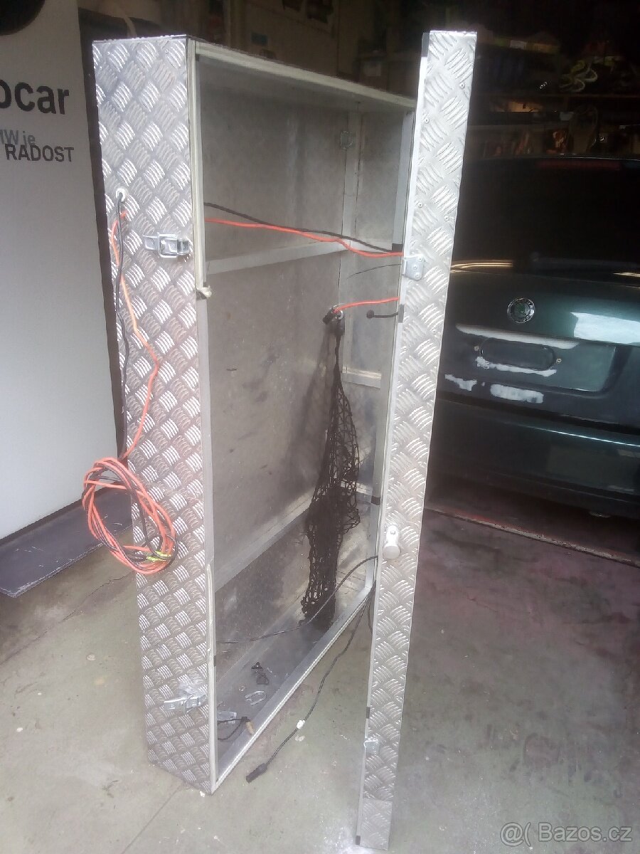 BOX ALU STŘEŠNÍ NA TERÉNNÍ VŮZ S SOLÁRNÍM PANELEM 220W